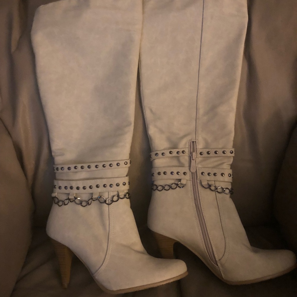 Ivory Knee Boots Chain Detail